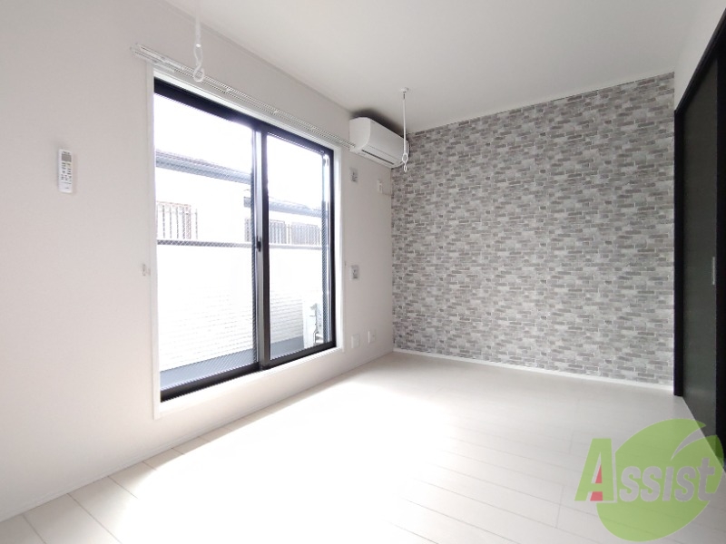 居室・リビング　こちらはリビングの写真になります。窓が大きく手良いですね、