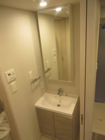 洗面設備　ゆったりとスペースのある洗面所