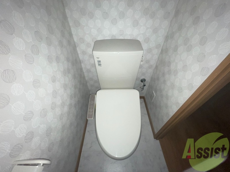 トイレ　温水洗浄便座なので快適に使用できそうですね。