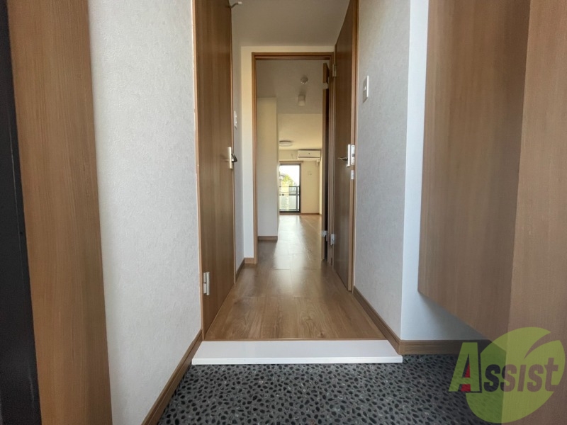 玄関　玄関から撮影しました。敷居が高くなくて安心ですね。