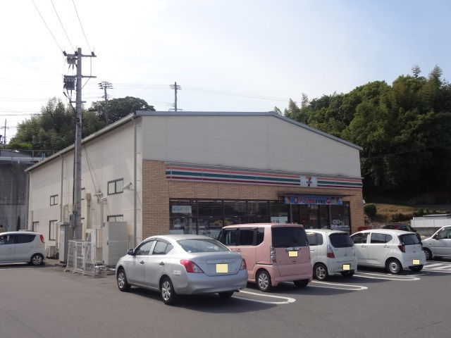 コンビニ　セブンイレブン鴛野店（コンビニ）まで800m