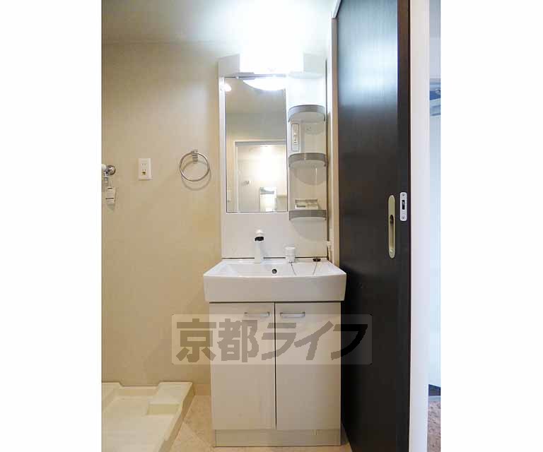 洗面設備　綺麗な洗面台です。