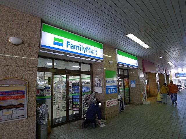 コンビニ　ファミリーマート 谷塚駅店（コンビニ）まで1393m