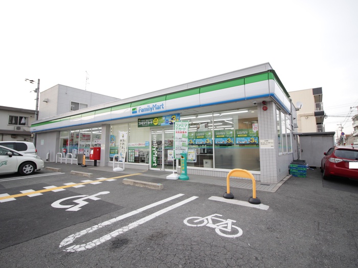 コンビニ　ファミリーマート枚方長尾家具町店（コンビニ）まで243m
