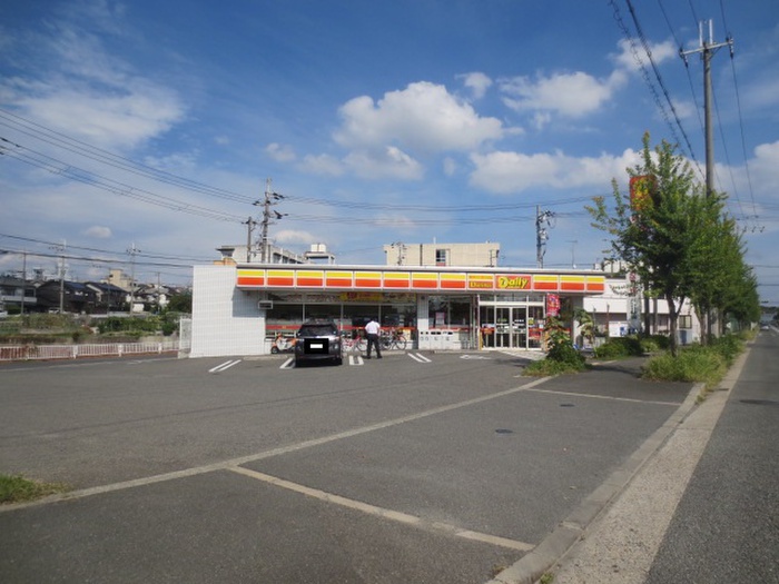 コンビニ　デイリーヤマザキ長尾北町店（コンビニ）まで439m
