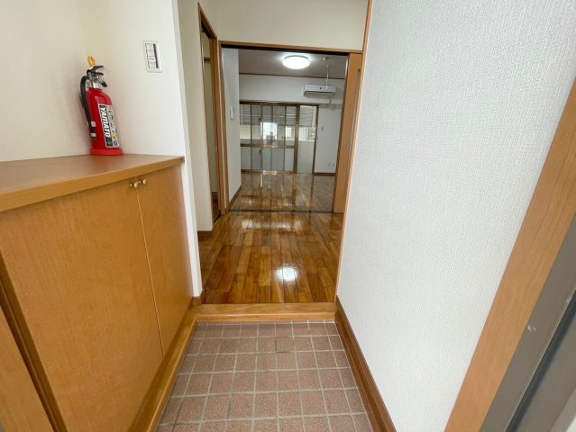 玄関　※別部屋の写真になっております　現状優先です