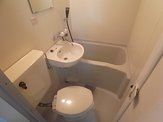 バス・シャワールーム　トイレとお風呂が一緒だとお掃除も便利ですよ