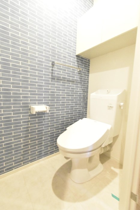 トイレ　温水洗浄便座付きトイレです、アクセントクロスがおしゃれですね