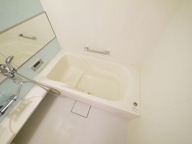 バス・シャワールーム　コンパクトで使いやすいお風呂です