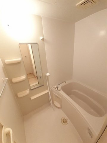 バス・シャワールーム　コンパクトで使いやすいお風呂です