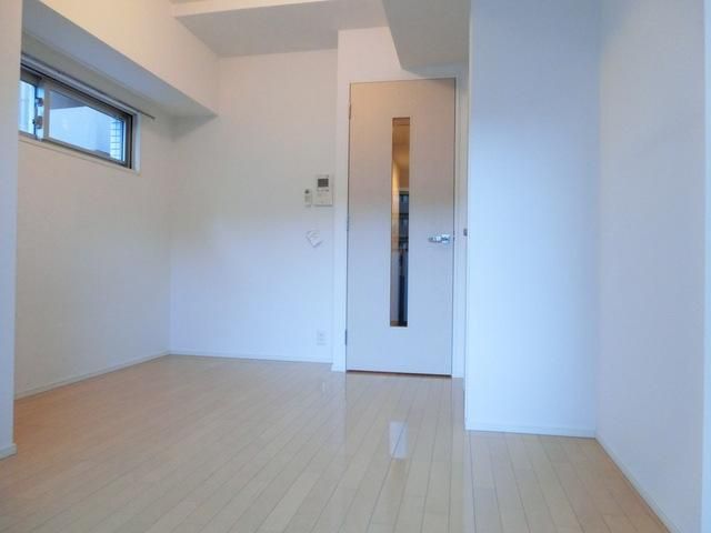 その他部屋・スペース　バルコニー側から室内を見て