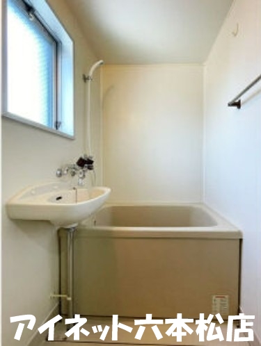 バス・シャワールーム　窓付きのバスルームです