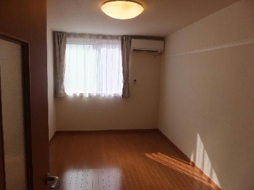 居室・リビング　カーテン、エアコンあります