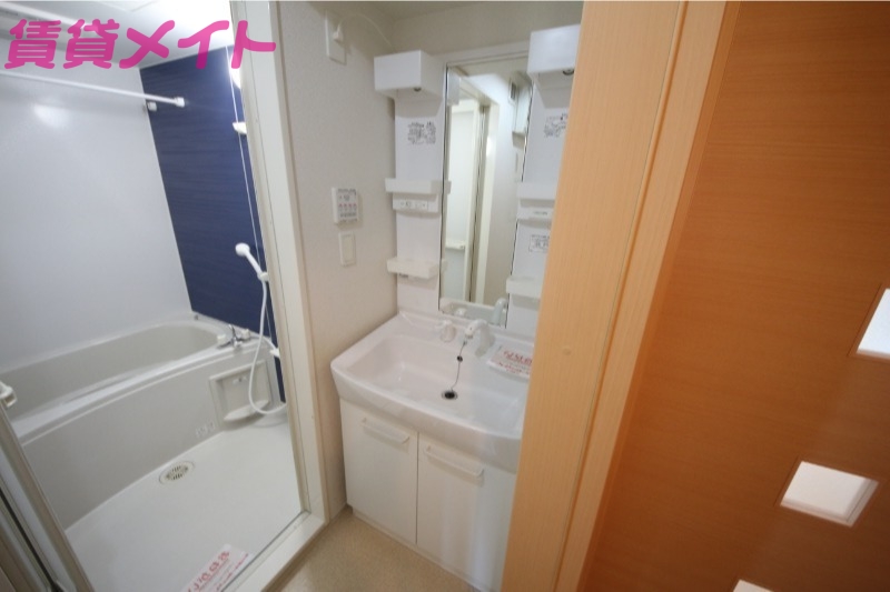 洗面設備　同一物件の別部屋の写真です