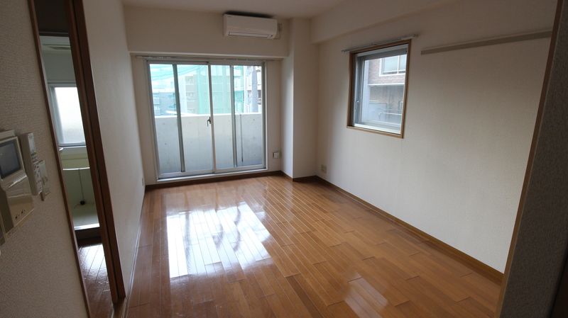 居室・リビング　二面採光のお部屋です