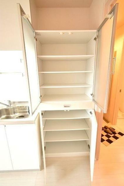 収納　キッチン横に収納があります。