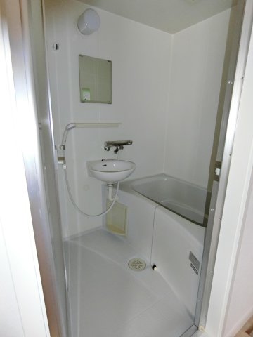 バス・シャワールーム　バスルームと洗面台