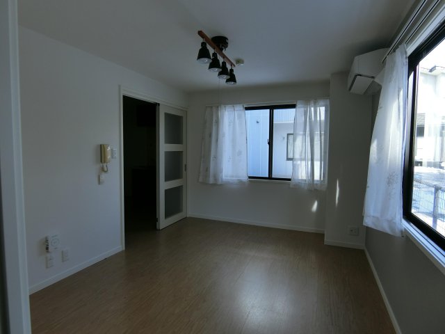 居室・リビング　2面採光でオシャレな照明器具付きの居室