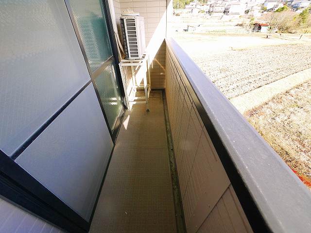 バルコニー　暖かな日差しのふりそそぐバルコニー