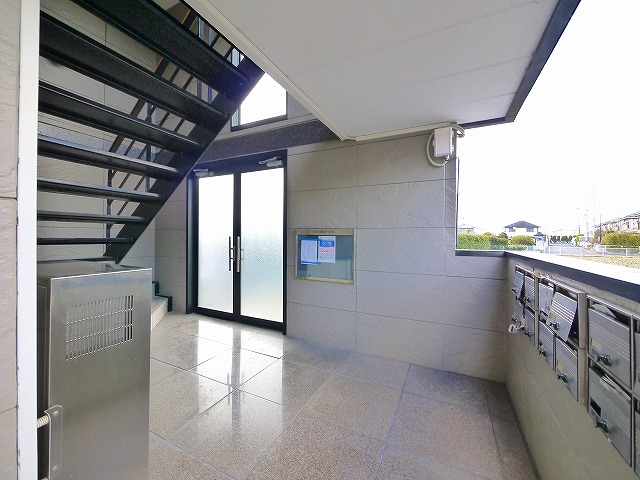 エントランス　綺麗な共有スペース。