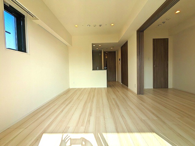 居室・リビング　リビングと洋室はダウンライトでやわらかい室内空間です