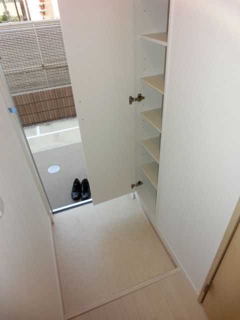 玄関　玄関下駄箱あり
