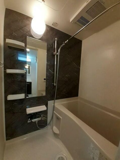 バス・シャワールーム　清潔感のあるバスルームです。