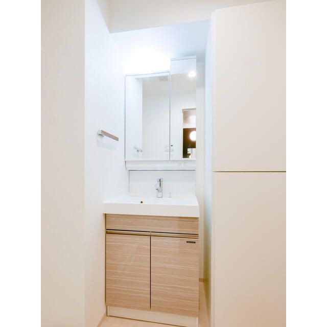 洗面設備　明るい洗面所です