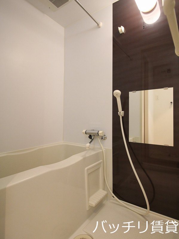 バス・シャワールーム　画像は別号室タイプの為、現状を優先致します。