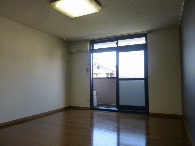 居室・リビング　※202号室のお写真です