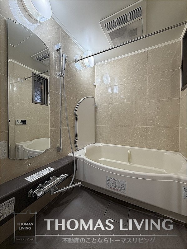 バス・シャワールーム　足の伸ばせる1坪浴槽御座います。