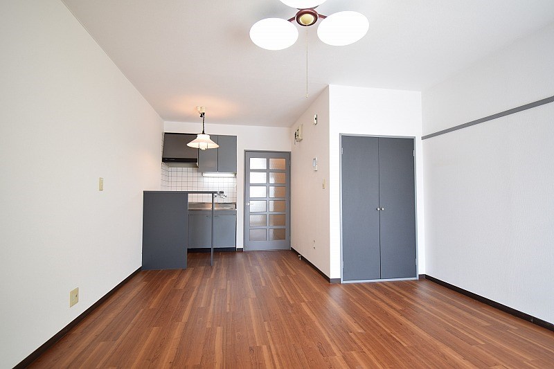 居室・リビング　洋室10帖。照明付き