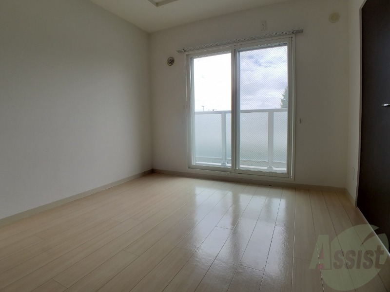 その他部屋・スペース　こちらが寝室です。窓が大きくて明るいですね。