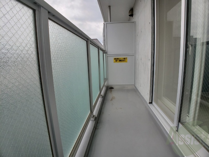 バルコニー　バルコニーは幅があり、広い印象を受けました。