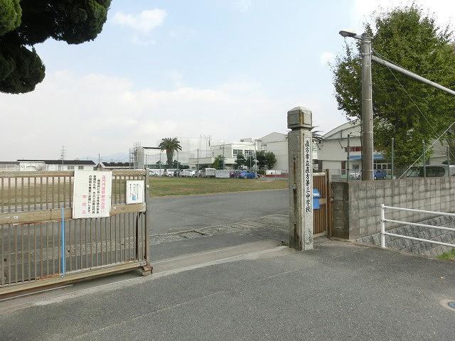 中学校　直方市立直方第三中学校（中学校）まで2020m