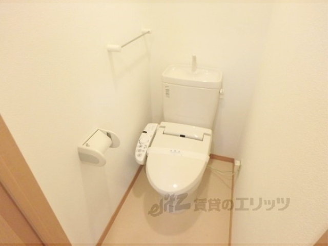 トイレ　広々階段下収納