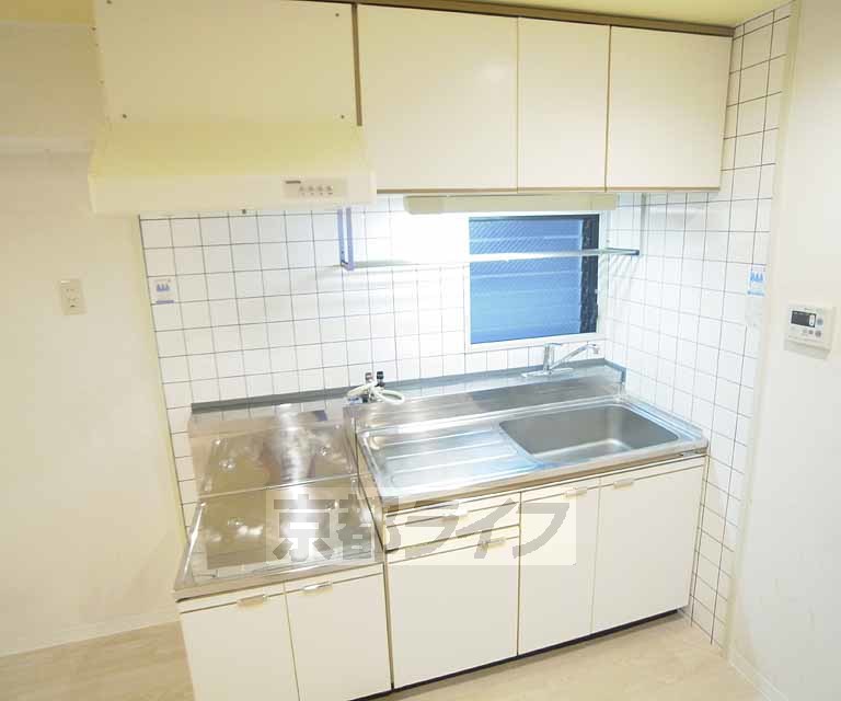 キッチン　タイル貼りのキッチンがオシャレですね