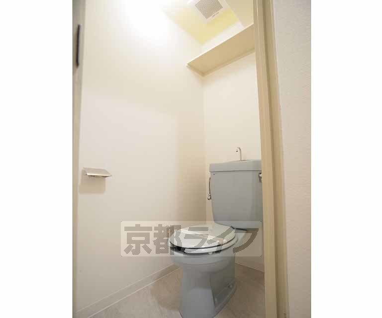 トイレ　壁と天井のアクセントクロスがいい感じです