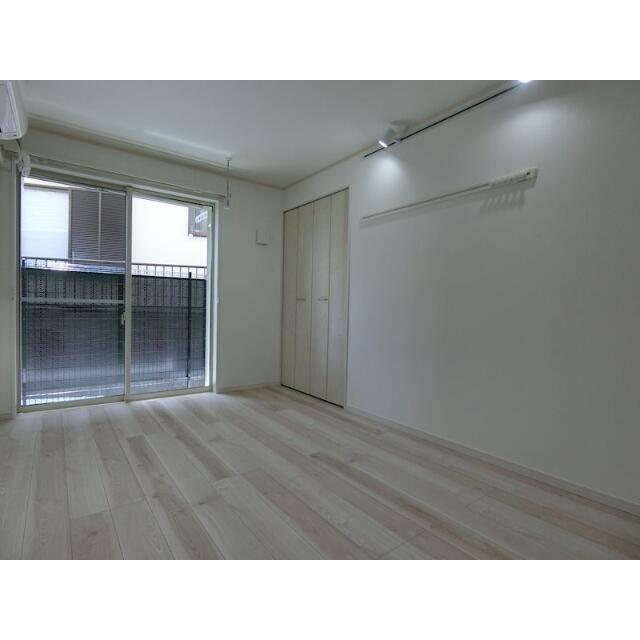 居室・リビング　白が基調の明るい室内は、輸入ドアがアクセントです♪