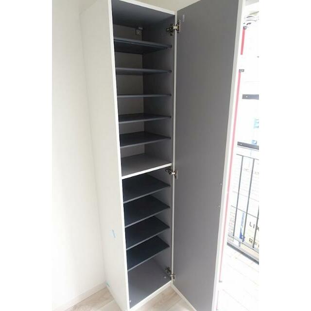 玄関　シューズボックスは棚の高さが調節可能でブーツも入ります！