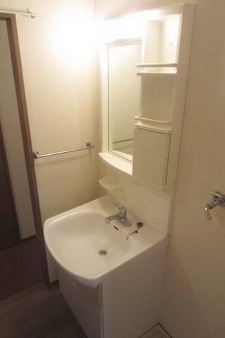 洗面設備　忙しい朝の身支度に嬉しい独立洗面台。