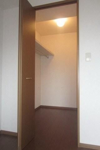 収納　広々ウォークインクローゼット。