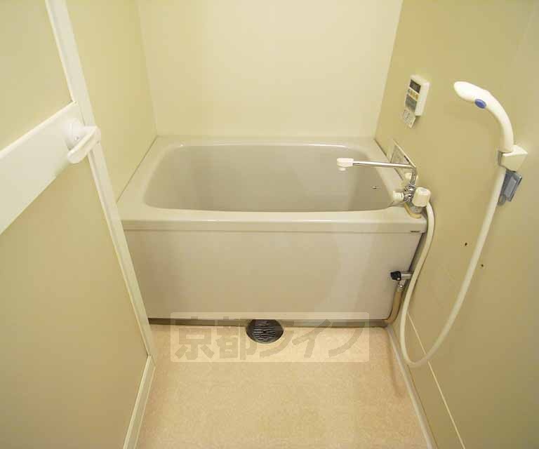 バス・シャワールーム　シャワー付きの便利な浴室です。