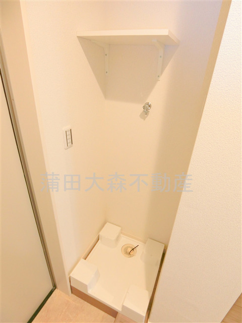 その他設備　棚付きの室内洗濯機置場