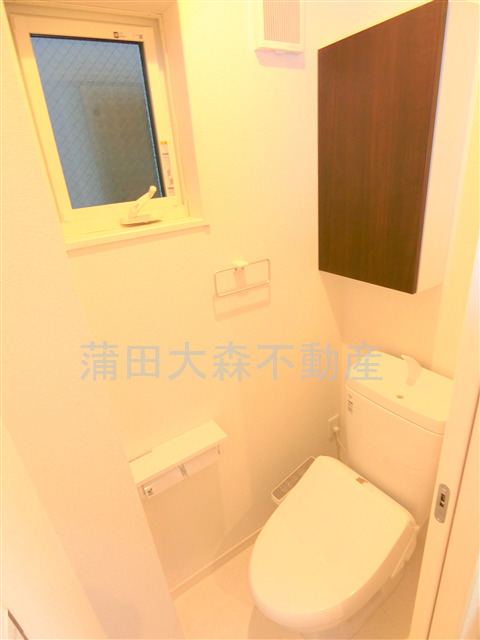 トイレ　窓と収納、温水洗浄便座付きのトイレ