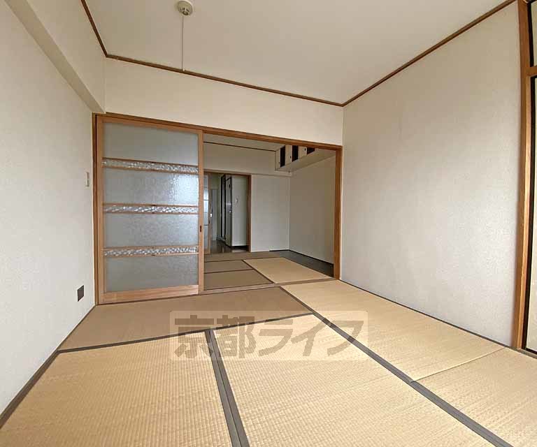 居室・リビング　徒歩２分に総合スーパーがあり生活便利な立地です。落ち着...