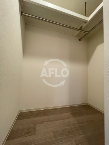 収納　コンフォリア・リヴ北久宝寺Q　ウォークインクローゼット