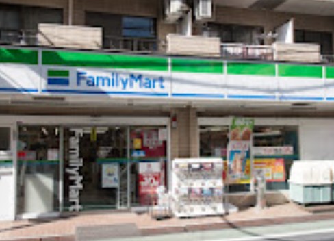 コンビニ　ファミリーマート熊代栄町店（コンビニ）まで207m