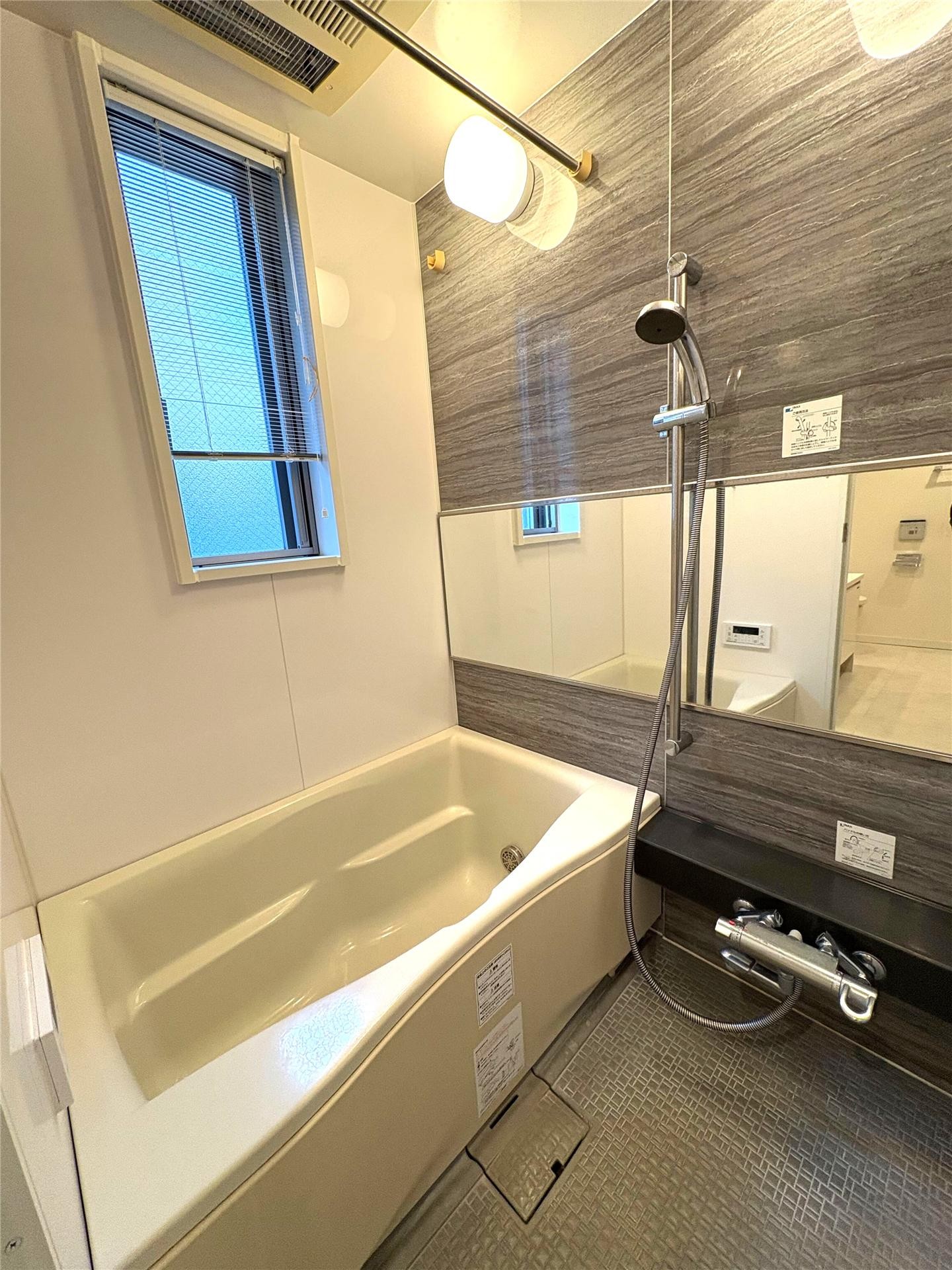 バス・シャワールーム　浴室窓付