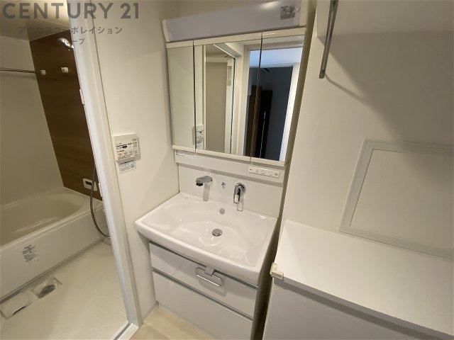 洗面設備　広いスペースのある独立洗面台付き！